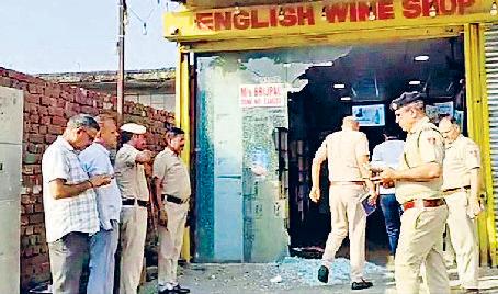 बदमाश ने शराब ठेके के बाहर बरसाई गोलियां