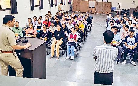 यातायात के नियमों की करें पालना : नरेंद्र
