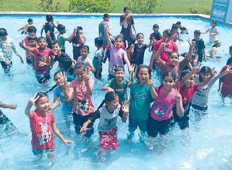 नन्हे-मुन्ने बच्चों ने पूल व डांस पार्टी में खूब की मस्ती