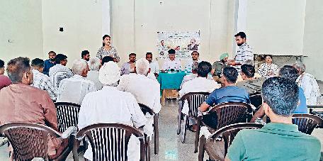 धान की सीधी बिजाई के बारे में किसानों को किया जागरूक