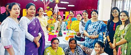 घरों के ऊपर से गुजरते तार, सता रहा बड़ा हादसा होने का डर