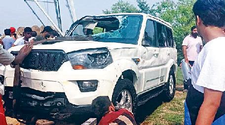 गाय को बचाने के चक्कर में पश्चिमी यमुना नहर में गिरी स्कॉर्पियो कार