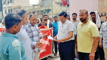 नपा कर्मचारियों ने सरकार की वादा खिलाफी को लेकर किया प्रदर्शन