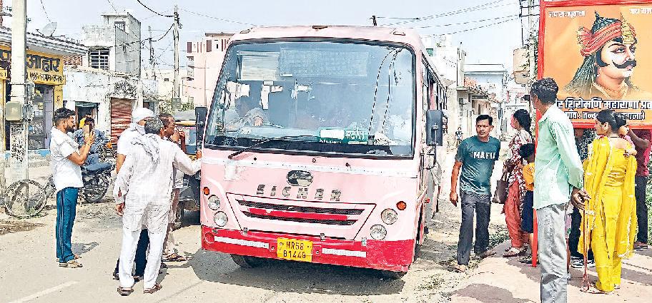 तंदवाल में मिनी बस को रोक ग्रामीणों ने जताया विरोध