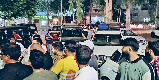 बिजली कटों से परेशान लोगों ने किया हंगामा, लगाया जाम