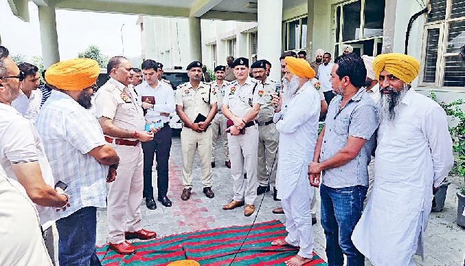 एसडीएम ने कहा, जिससे फोन करवाया, उससे करवा लो काम