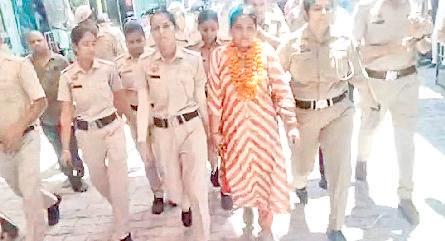 कब्जाधारकों के खिलाफ कार्रवाई न होने पर किया था आत्मदाह का ऐलान निलंबित महिला सरपंच ने आत्मदाह का प्रयास किया, बवाल के बाद गिरफ्तार