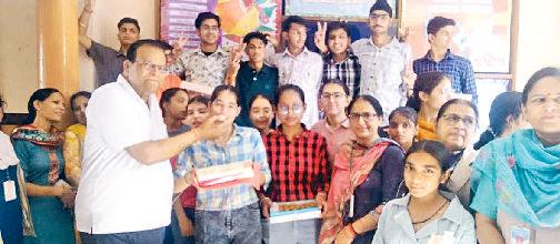 10वीं की परीक्षा में 94.6 प्रतिशत अंक लेकर एंजल बनी स्कूल टॉपर, परिणाम शत-प्रतिशत