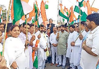 भाजपाई पूरे जोश के साथ यात्रा में हुए शामिल, देशभक्ति गीतों पर जमकर झूमे लोग, कई जगह तिरंगा यात्रा का अभिनंदन, सेना के पराक्रम और जोश को सराहा