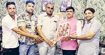 सैनी समाज रादौर ने सुनील सैनी को शॉल ओढ़ाकर किया सम्मानित