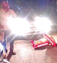 चलते ट्रक से युवकों ने चावलों से भरे कट्टे लूटे