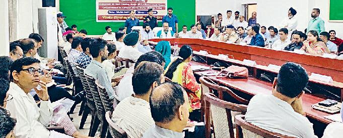 गैरहाजिर अधिकारियों को शीघ्र कारण बताओ नोटिस जारी करने के आदेश