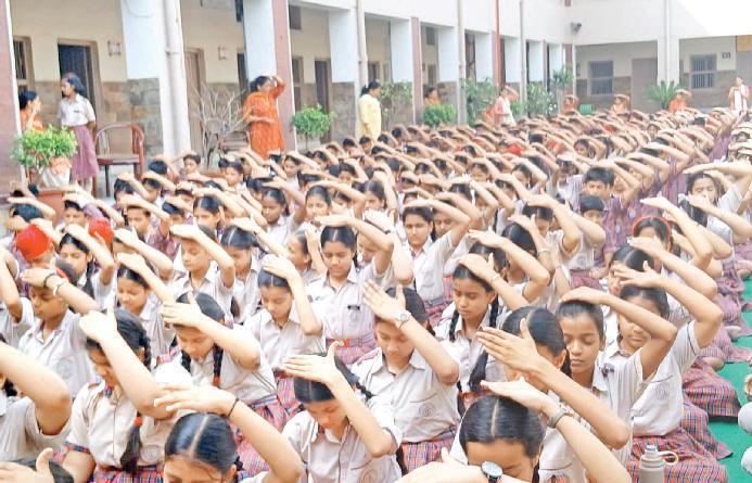 कार्यक्रम विद्यार्थियों को आंतरिक शांति व तनावमुक्त जीवन के लिए करवाया गया ध्यान