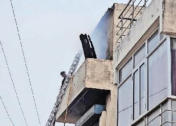 शॉर्ट सर्किट से इलेक्ट्रॉनिक की दुकान में लगी आग