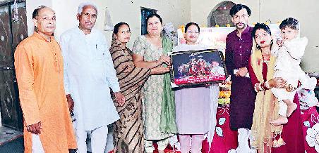 स्वामी ज्ञानानंद की प्रेरणा से सत्संग आयोजित 'बार-बार प्रणाम बिहारी तेरे चरणों मे' भजन पर थिरके श्रद्धालु