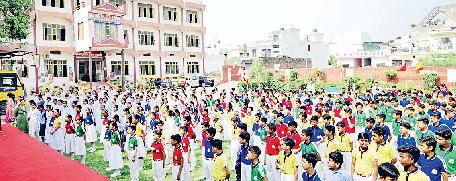 बच्चों ने मानव श्रृंखला बनाकर दिया राष्ट्रीय एकता का संदेश