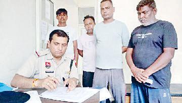 ट्रक की चपेट में आने से बेटी की मौत, मां घायल