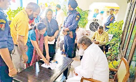 जमीन खाली करने वाले को ही मिल रहे नोटिस