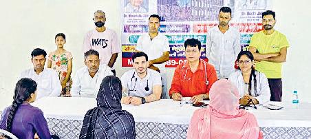 विश्व थायरॉयड दिवस पर लगाया शिविर डी.आर. जैन न्यूरोकेयर हॉस्पिटल ने गांव जलबेड़ा मे जांचा लोगों का स्वास्थ्य