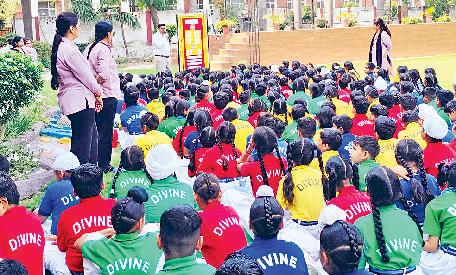 सेमिनार में सड़क पर चलते समय बरती जाने वाली सावधानियों के बारे में बताया डिवाइन स्कूल में सड़क सुरक्षा नियमों की दी जानकारी