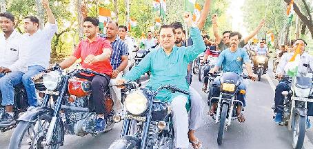 सेना का उत्साह बढ़ाने के लिए निकाली तिरंगा यात्रा