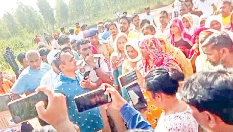 खेतों में चारा लेने गई महिला की करंट लगने से मौत