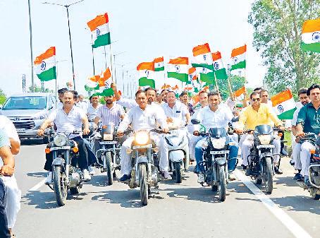 युवाओं ने निकाली तिरंगा यात्रा, सेना के जवानों का बढ़ाया उत्साह