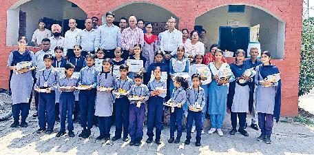 मेधावी छात्रों को वितरित की पाठ्य सामग्री