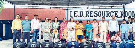 दिव्यांग छात्रों को बांटी टीएलएम किट्स