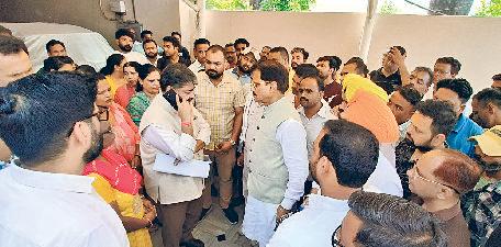 पूर्व मंत्री से मिले निगम कर्मचारी