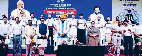 योग महोत्सव पर पंचकूला में कुरुक्षेत्र जिला से 12 कर्मठ कार्यकर्ता सम्मानित