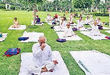 योग शिविर में साधकों को करवाया योगाभ्यास