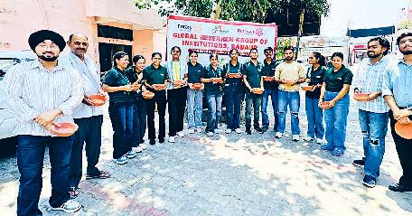 लोगों को वितरित किए मिट्टी के कसोरे