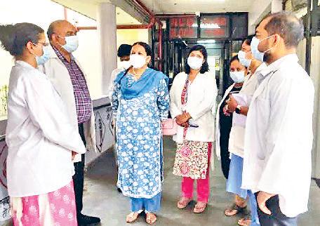 नागरिक अस्पताल में मिले गंदगी के ढेर निदेशक ने पीएमओ को लगाई फटकार