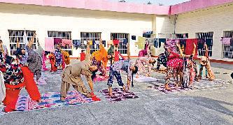 आयुष विभाग ने जिला जेल में बंदियों को करवाया योग