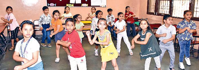 समर कैंप में 500 छात्र कर रहे हैं मस्ती