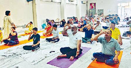 ट्विन सिटी के प्रत्येक वार्ड में आयोजित किए योगाभ्यास कार्यक्रम नियमित योगाभ्यास करके शारीरिक व मानसिक रूप से रह सकते स्वस्थः मेयर