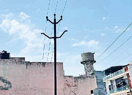 रादौर के छिंबी मोहल्ले में घरों की छतों के ऊपर से गुजर रही तारें घरों के ऊपर से गुजरते तार, सता रहा बड़ा हादसा होने का डर