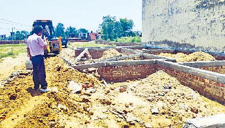 अनधिकृत कॉलोनी में किए जा रहे अवैध निर्माण पर चला पीला पंजा