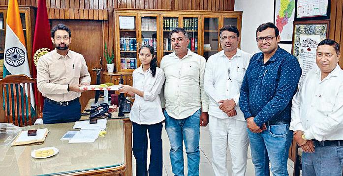 सुपर-100 के होनहारों को उपायुक्त ने किया सम्मानित