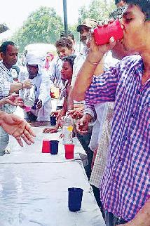 ट्विन सिटी में छबील लगाकर लोगों को पिलाया मीठा जल