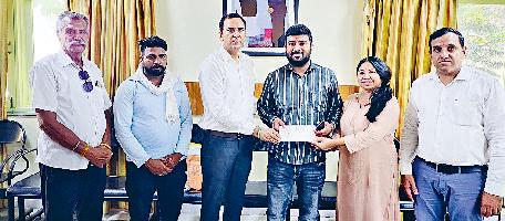 सांसद ने डॉग रेस्क्यू ऑर्गेनाइजेशन को दी आर्थिक सहायता