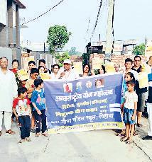 सूरजमुखी के तोल में हो रही थी हेराफेरी, किसानों ने किया हंगामा