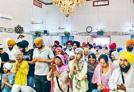 ऐतिहासिक गुरुद्वारा साहिब पातशाही छठी में संगत ने नवाया शीश श्रीगुरु हरगोबिंद साहिब जी महाराज के प्रकाश पर्व पर उमड़ा श्रद्धा का सैलाब