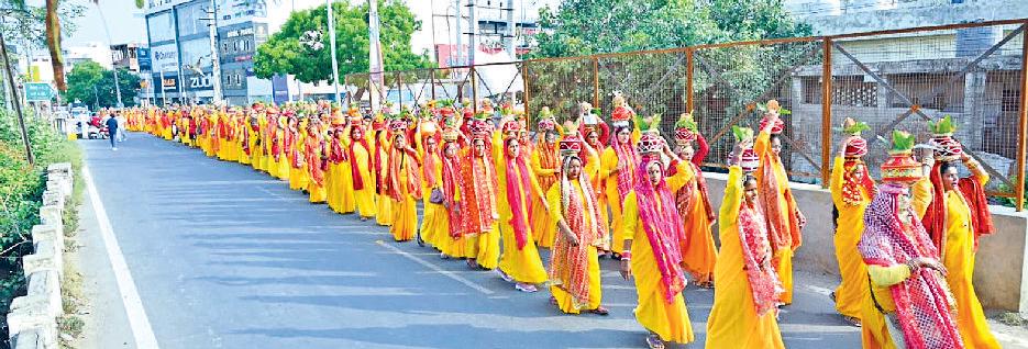 1100 महिलाएं कलश धारण कर उतरीं सड़क पर विश्व शांति और ब्रह्मज्ञान का संदेश लेकर निकली कलश यात्रा