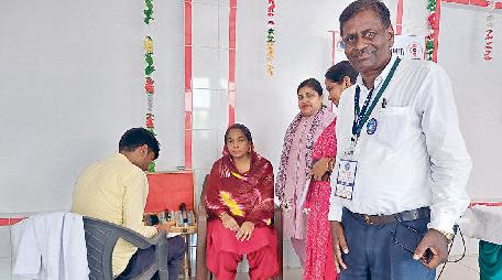 घसीटपुर के रविदास मंदिर में 95 ग्रामीणों की आंखें जांची