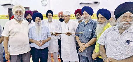 पूर्व शिक्षा मंत्री को किया सम्मानित