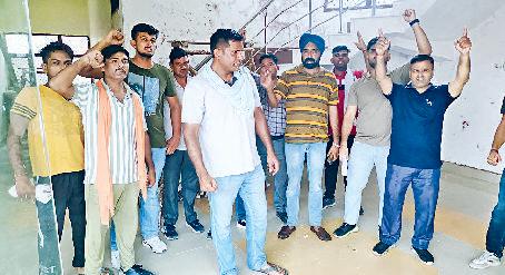 आल हरियाणा पॉवर कॉपोर्रेशन वर्कर्स यूनियन के कर्मियों ने की नारेबाजी