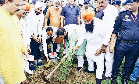 हर जिला मुख्यालय पर सरकारी अस्पताल में होगा निःशुल्क इलाज : सीएम