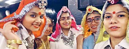 लोक नृत्य कार्यशाला के समापन पर हरियाणवी डांस पर थिरके कलाकार